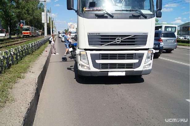 В Орле мотоциклист пострадал при столкновении с попутной фурой В Орле мотоциклист пострадал при столкновении с попутной фурой