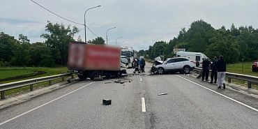 На Орловщине лобовое столкновение грузовика с кроссовером закончилось гибелью пассажира На Орловщине лобовое столкновение грузовика с кроссовером закончилось гибелью пассажира