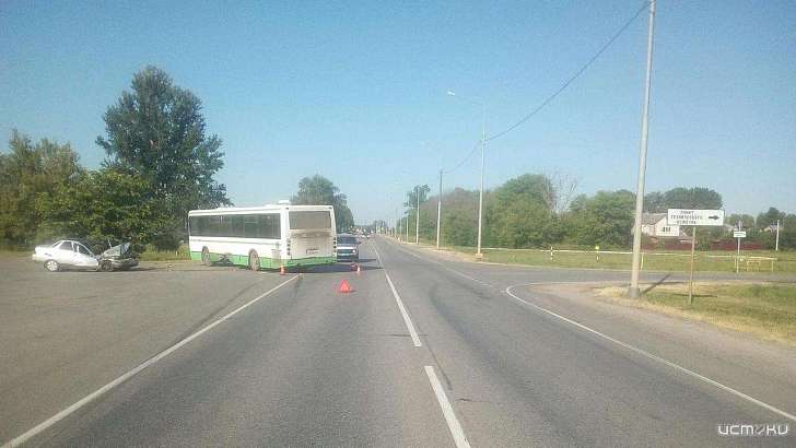 Без ремня безопасности: в Кромах водитель ВАЗа вылетел на встречку под автобус Без ремня безопасности: в Кромах водитель ВАЗа вылетел на встречку под автобус