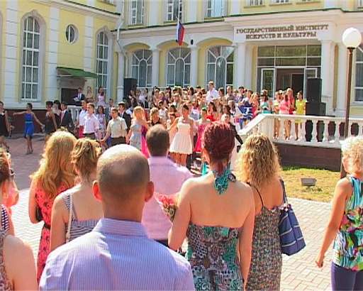 Выпускной в институте культуры и искусств Выпускной в институте культуры и искусств