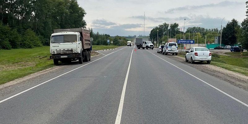 дтп Под Орлом КамАЗ выехал на встречку и протаранил автомобиль