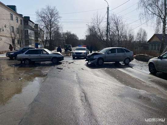 В Болхове на перекрестке не разъехались два ВАЗа В Болхове на перекрестке не разъехались два ВАЗа