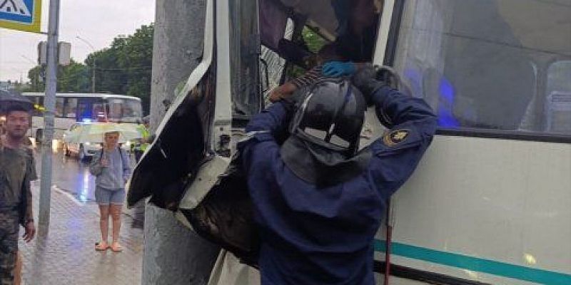 авария в Орле авария с участием маршрутки МЧС по Орловской области Четыре пассажира пострадали при столкновении маршруток в Орле