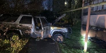 автомобильная авария Под Орлом легковушка врезалась в дом и загорелась