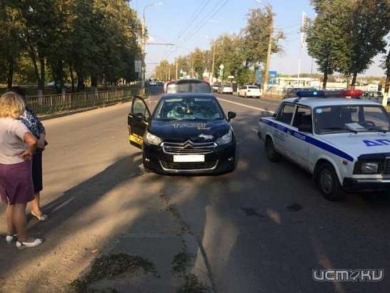В Орле таксист сбил пешеходов  В Орле таксист сбил пешеходов