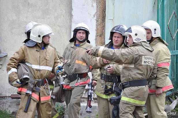 Сотрудники МЧС в Орле помогли мужчине добраться до машины «скорой помощи» Сотрудники МЧС в Орле помогли мужчине добраться до машины «скорой помощи»
