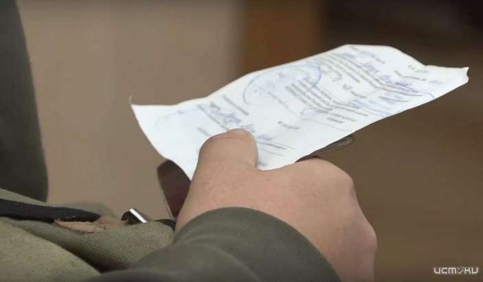 Охваченный яростью орловчанин набросился на чиновника из-за повестки о мобилизации Охваченный яростью орловчанин набросился на чиновника из-за повестки о мобилизации