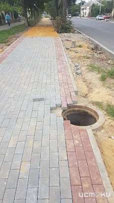 В Хомутово рабочие при ремонте тротуара открытым оставили люк В Хомутово рабочие при ремонте тротуара открытым оставили люк