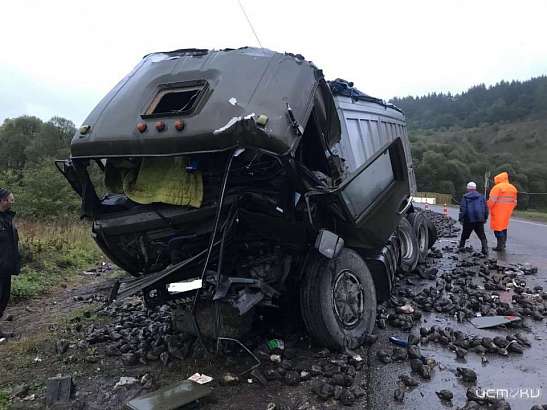 Под Орлом водитель «КАМАЗа» не заметил дорожный ремонт и попал в ДТП Под Орлом водитель «КАМАЗа» не заметил дорожный ремонт и попал в ДТП