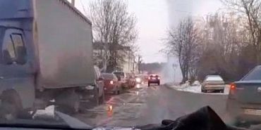 вода Гейзер из земли  Гигантский гейзер открылся в Орле на перекрестке Русанова и 2-й Курской