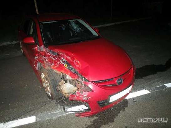 На трассе под Орлом Мазда-6 въехала в грузовой фургон На трассе под Орлом Мазда-6 въехала в грузовой фургон