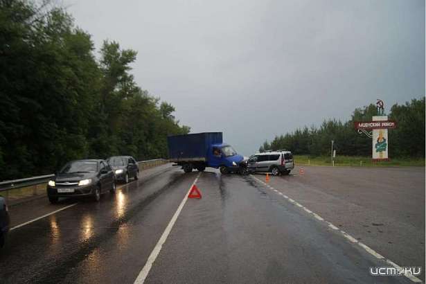 На Орловщине водитель «Газели» устроил ДТП, не пропустив легковушку На Орловщине водитель «Газели» устроил ДТП, не пропустив легковушку