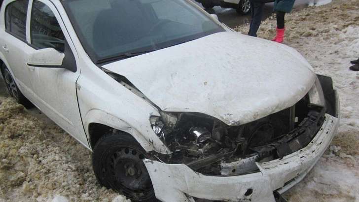 В Орле на улице Комсомольской не разъехались две иномарки В Орле на улице Комсомольской не разъехались две иномарки