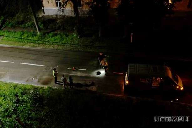 В Орле две машины подряд попали в ДТП из-за открытого люка В Орле две машины подряд попали в ДТП из-за открытого люка