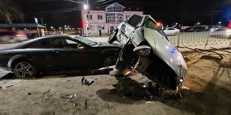 Во Мценске жестко столкнулись «Лада» и «Мерседес» Во Мценске жестко столкнулись «Лада» и «Мерседес»