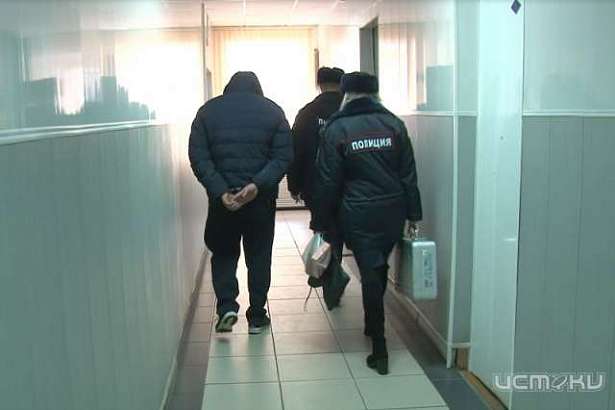 В Орле при задержании банда лжегазовиков протаранила полицейский автомобиль В Орле при задержании банда лжегазовиков протаранила полицейский автомобиль