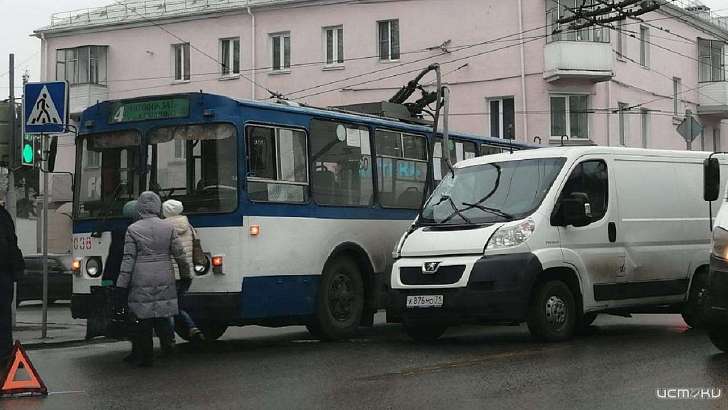 В Орле троллейбус покалечил микроавтобус в районе сквера Гуртьева В Орле троллейбус покалечил микроавтобус в районе сквера Гуртьева