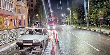В Орле пешеход попал под колеса автомобиля, шагая по проезжей части В Орле пешеход попал под колеса автомобиля, шагая по проезжей части