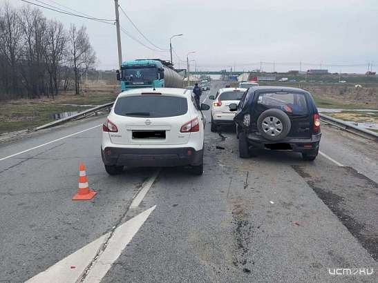 По Орлом кроссовер устроил тройное ДТП. Пострадал 5-летний ребенок По Орлом кроссовер устроил тройное ДТП. Пострадал 5-летний ребенок