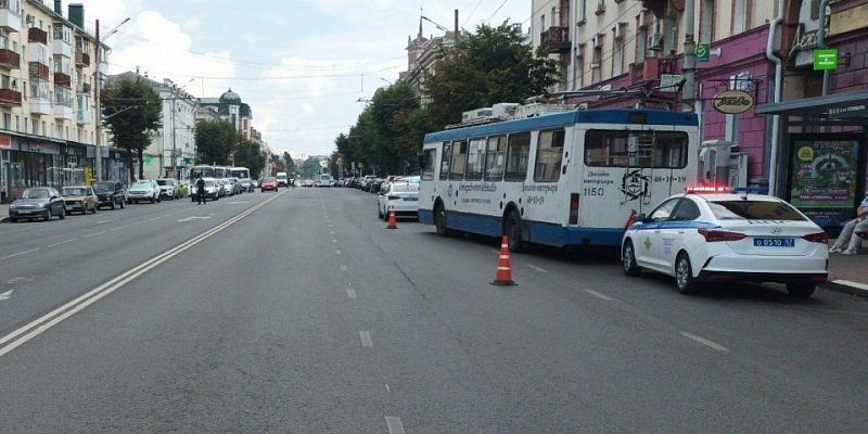 ДТП с троллейбусом  Орловчанку увезли на скорой после падения в троллейбусе