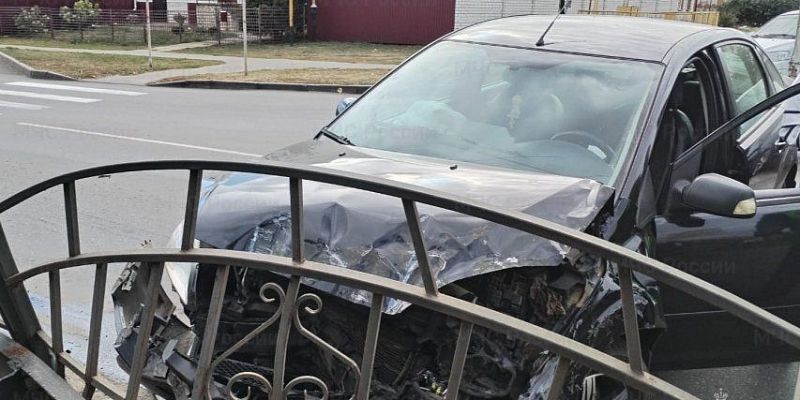 ДТП в Ливнах В Ливнах водитель легковушки врезался в забор