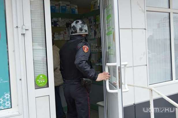 В Орле шестеро молодых людей украли из аптеки ящик для сбора пожертвований В Орле шестеро молодых людей украли из аптеки ящик для сбора пожертвований