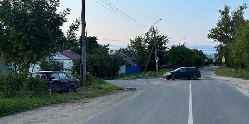 автомобильная авария Во Мценске легковушка протаранила столб после удара иномарки