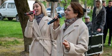 Поём всем двором  акция "Наша Великая Победа" В Орле стартовала акция «Поём всем двором»