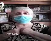 ВИДЕО: орловская пенсионерка сама чистит крышу, чтобы не затопило квартиру ВИДЕО: орловская пенсионерка сама чистит крышу, чтобы не затопило квартиру