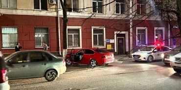 ДТП у УВД Нарочно не придумаешь. В Орле молодой автолюбитель врезался в дерево прямо возле здания полиции