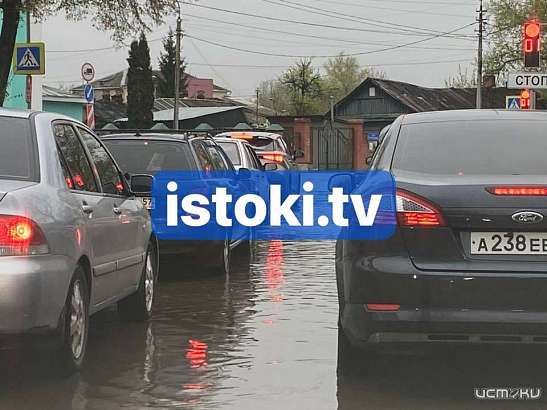 Хоть и не потоп, но приятного мало. Авто превращаются в корабли в центре Орла Хоть и не потоп, но приятного мало. Авто превращаются в корабли в центре Орла