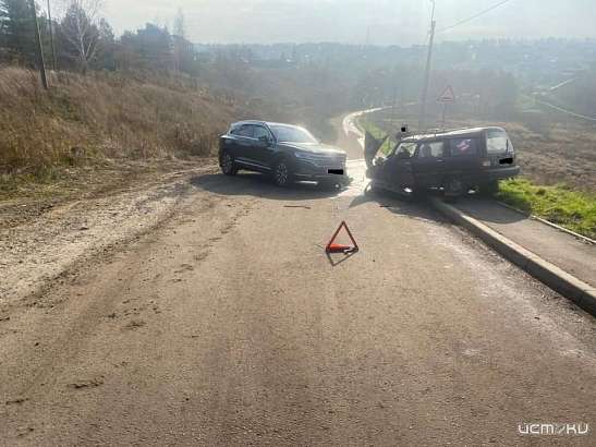 На сельской дороге Орловщины не разъехались кроссовер «Volkswagen Touareg» и автомобиль «ИЖ» На сельской дороге Орловщины не разъехались кроссовер «Volkswagen Touareg» и автомобиль «ИЖ»