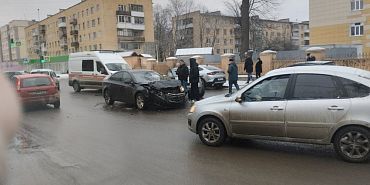На ул. Пионерской не разъехались два автомобиля На ул. Пионерской не разъехались два автомобиля