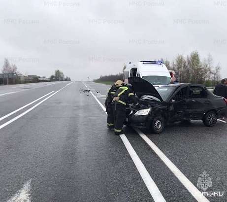 Под Орлом неслабо столкнулись два автомобиля. Три человека пострадали Под Орлом неслабо столкнулись два автомобиля. Три человека пострадали
