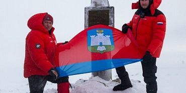 Флаг Орловской области Полярные исследователи  Флаг Орловской области впервые поднят на острове Попова-Чукчина