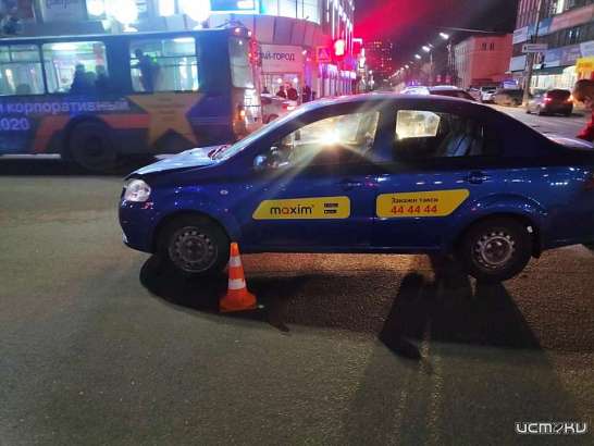 Возле ЦУМа в Орле девушка попала под машину, перебегая дорогу на красный Возле ЦУМа в Орле девушка попала под машину, перебегая дорогу на красный