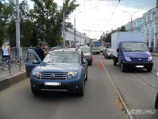 В Орле на мосту друг за другом столкнулись сразу три автомобиля В Орле на мосту друг за другом столкнулись сразу три автомобиля