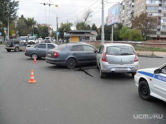 В Орле на перекрестке не разъехались две иномарки В Орле на перекрестке не разъехались две иномарки