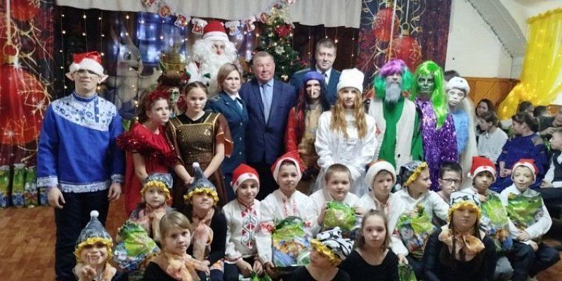 таможня Сотрудники Орловского таможенного поста поздравили ребят из Болховской школы-интерната с наступающим Новым годом