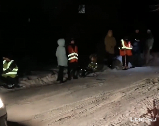 "Одеваем в светоотражающие жилеты, чтобы их видели водители": так дети Выгонки возвращаются домой по неосвещенным улицам "Одеваем в светоотражающие жилеты, чтобы их видели водители": так дети Выгонки возвращаются домой по неосвещенным улицам