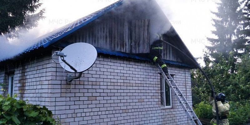 В Орловской области пожарные и добровольцы предотвратили распространение пламени на жилой дом и хозяйственные постройки В Орловской области пожарные и добровольцы предотвратили распространение пламени на жилой дом и хозяйственные постройки
