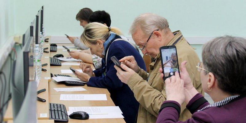 пенсионеры компьютеры Компьютерное многоборье  Орловские пенсионеры показали мастерство владения компьютером!