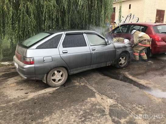 Во Мценске из-за неисправного аккумулятора загорелась легковушка Во Мценске из-за неисправного аккумулятора загорелась легковушка