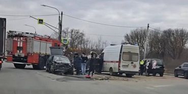 Серьезное ДТП случилось накануне вечером на пересечении Карачевского шоссе и ул. Емлютина  Серьезное ДТП случилось накануне вечером на пересечении Карачевского шоссе и ул. Емлютина