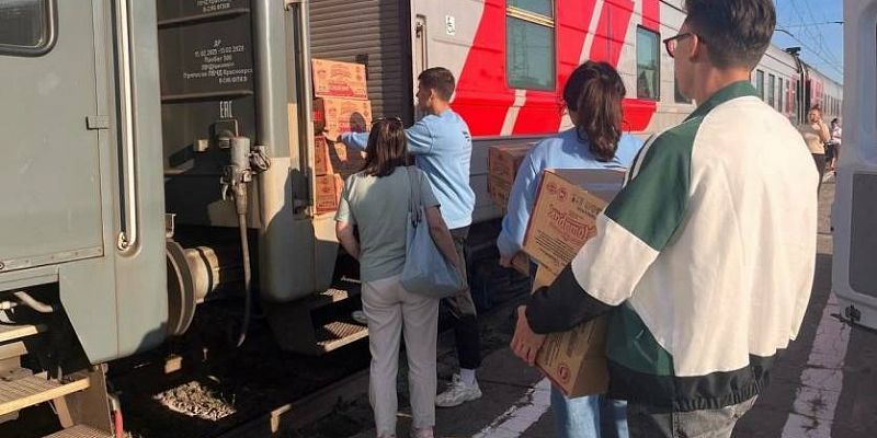 орловские студенты Орловские студенты помогали пассажирам задержавшихся из-за диверсии поездов