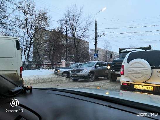 В Орле на подъезде к мосту Дружбы растянулась пробка из-за ДТП В Орле на подъезде к мосту Дружбы растянулась пробка из-за ДТП