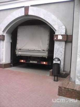 Еще один орловский водитель грузовика встретился с неприступной аркой Еще один орловский водитель грузовика встретился с неприступной аркой