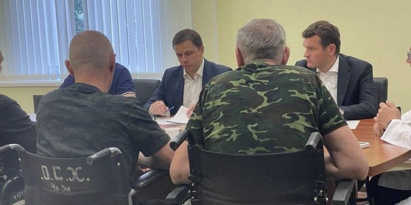 Андрей Клычков Клычков навестил госпиталь с ранеными орловскими бойцами