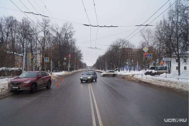 В Орле автоледи на кроссовере сбила пенсионерку В Орле автоледи на кроссовере сбила пенсионерку