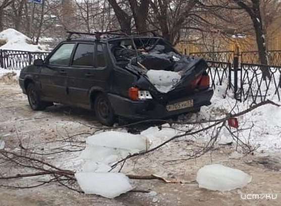 Фотофакт: в центре Орла ледяные глыбы обрушились на легковушку Фотофакт: в центре Орла ледяные глыбы обрушились на легковушку